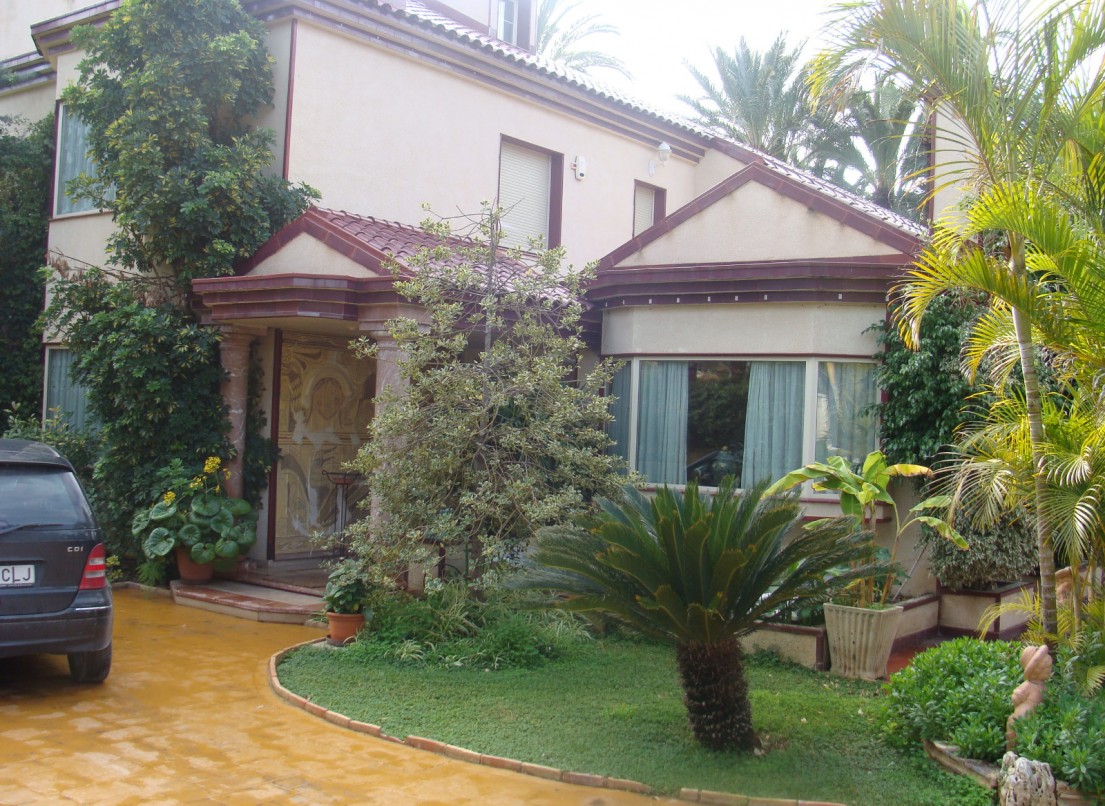 Resale - Villa - Elche